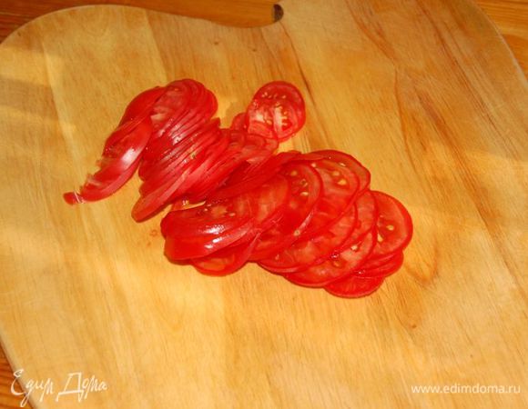 Нарезаем также очень тонко помидорки, тоже кольцами.
