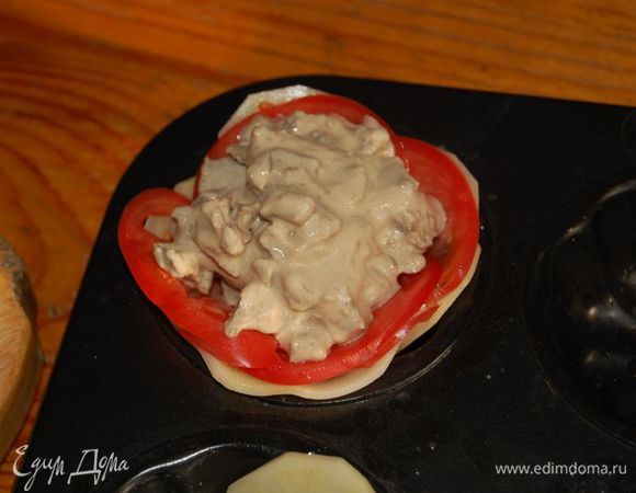 Затем выкладываем печень вместе со сметанным соусом.