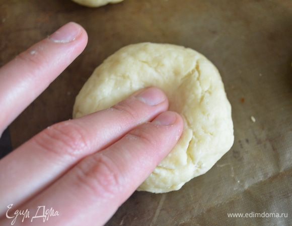 каждый кусочек скатать в шар и в центре сделать углубление пальцами