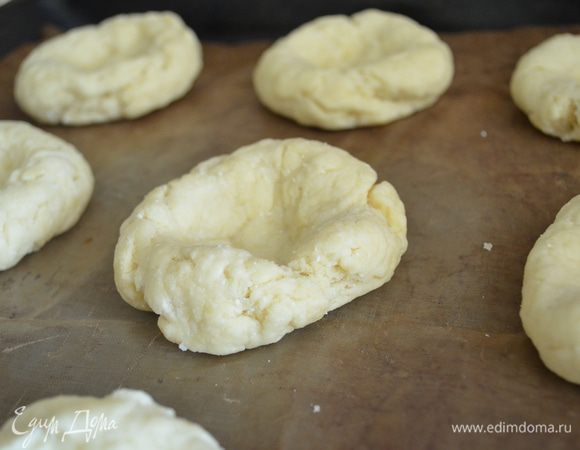 уложить на противень, застеленный ковриком для выпечки все тартинки и выпекать до полуготовности 10 минут при 180 гр.