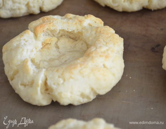 Достать тартинки и пальцем еще раз "мять" центр - получится идеальный "колодец" 