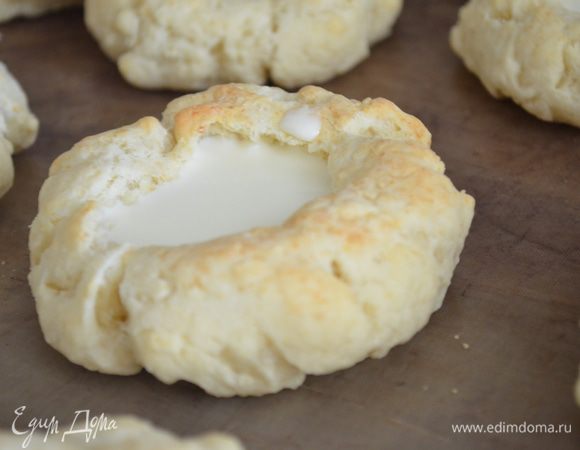 в центр заготовок выкладываем по 2 ст ложки сметанно-яичного соуса