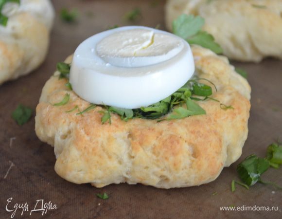 и на зелень выкладываем по кружочку яйца. выпекаем еще 5 минут! 