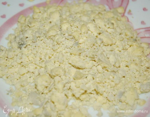 Желтки - раскрошить руками.