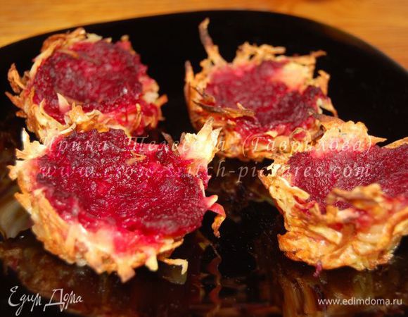 Готово! Аккуратненько вынимаем тарталетки из формочек. Вот они.