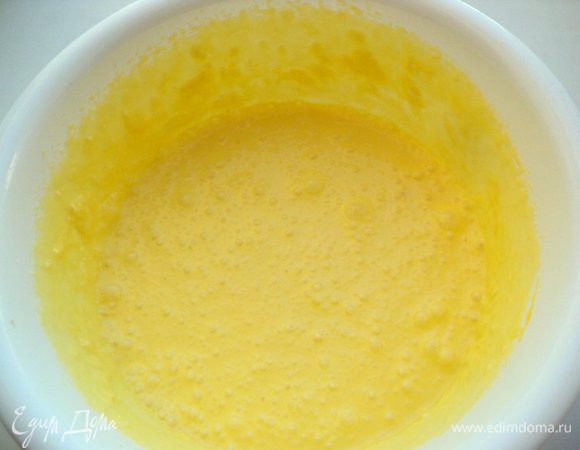 Размягченное масло растереть с сахаром до бела. Вбить по одному яйца, продолжая растирать.