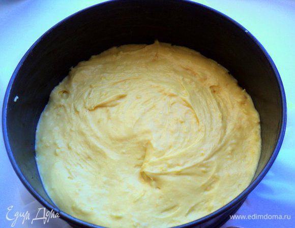 Муку, соль, разрыхлитель и лимонную цедру смешать и постепенно добавить в яичную массу. Форму Ф-20 см заселить бумагой для выпечки, смазать маслом и выложить тесто, равномерно распределить.