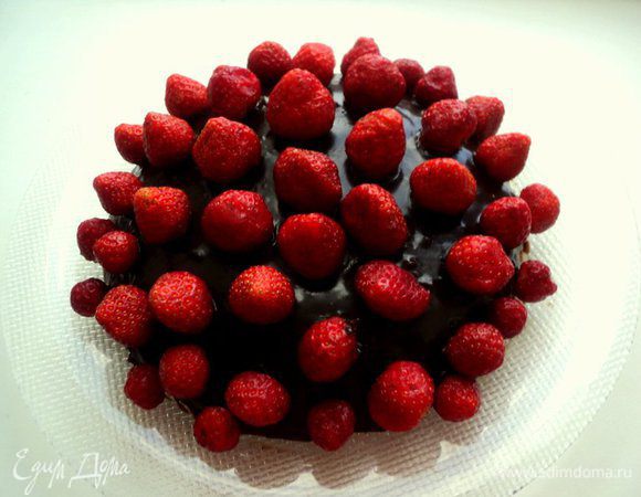 Шоколад растопить на водяной бане вместе с 2 ст. ложками сливок, размешать. Полить шоколадной массой корж и поставить в холодильник. Клубнику помыть, удалить плодоножки, высушить. Уложить клубнику на политый шоколадом корж.