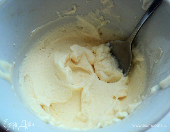 Сливки взбить с сахарной пудрой, ванильным сахаром и загустителем.