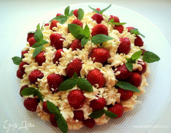 Наполнить кондитерский шприц сливками и украсить пространство между клубникой цветочками. Сверху украсить листиками мяты.