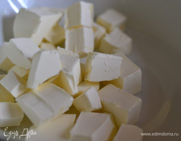 Сливочное масло нарежьте на кубики.