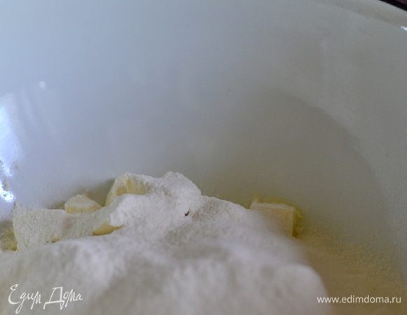 Добавьте просеянную муку, сахарную пудру.