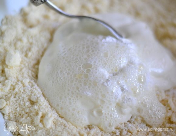 К тесту добавьте сметану. Соду погасите лимонным соком, влейте в тесто. Добавьте щепотку соли и быстро замесите мягкое тесто.