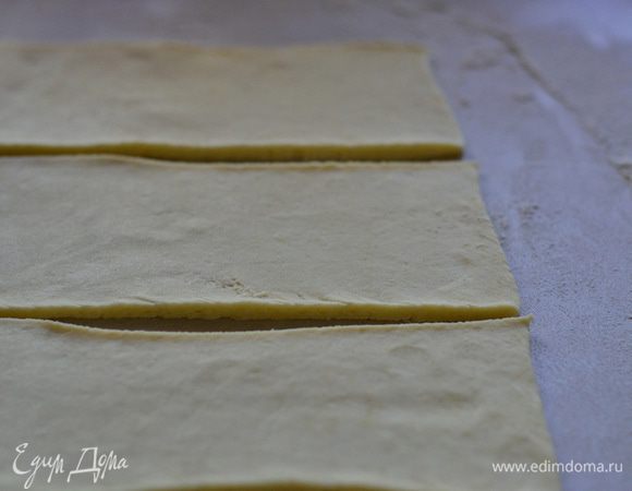 Разрежьте на небольшие прямоугольные полосочки.