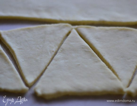 Затем разрежьте на треугольнички.