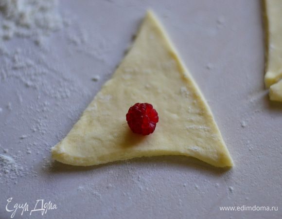 На каждый треугольничек положите одну ягоду.