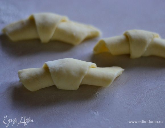 Сформируйте рогалик. Выпекайте при температуре около 200–210°C минут 15–20 до золотистого цвета.