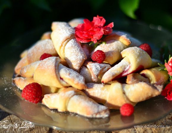 Посыпьте обильно сахарной пудрой.