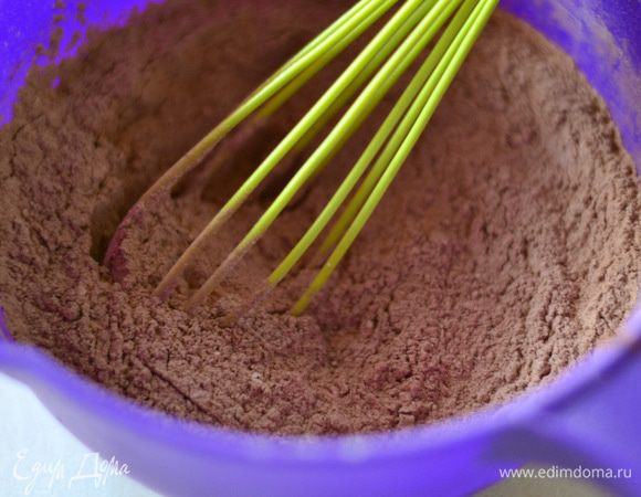 Просеять муку, какао-порошок, крахмал.