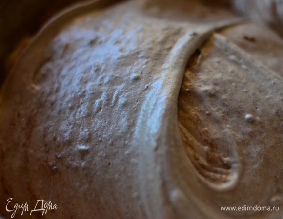 Отделить белки от желтков. Взбить желтки с половиной нормой сахара в густой крем. Отдельно взбить белки в устойчивые пики с лимонным соком и остальной половиной нормой сахара. Соединить заворачивающими движениями. Добавить сухие ингредиенты. Аккуратно, заворачивающими движениями перемешать.