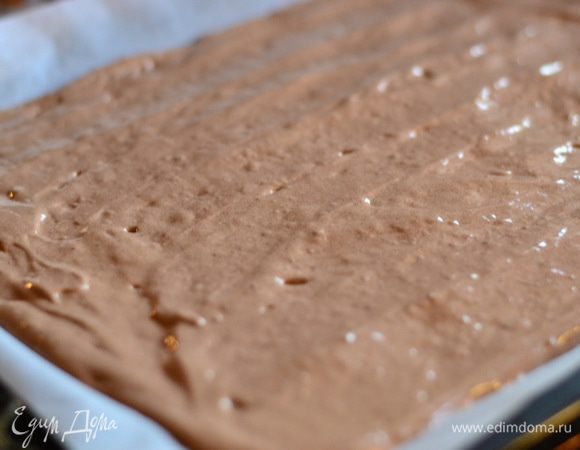 Вылить тесто на пергамент и выпекать в предварительно разогретой духовке при температуре 180 гр. минут 15-20.