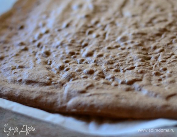 Готовый бисквит сразу же в пергаменте завернуть в рулет до его остывания.