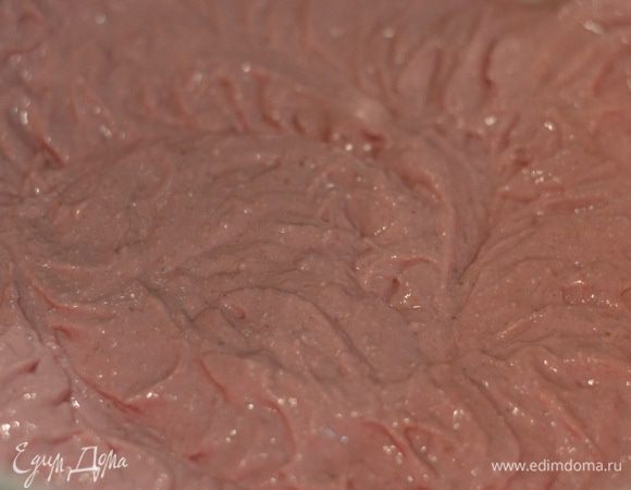 Готовим крем. Взбить в блендере  3/4 части промытой малины с лимонным соком и 3-мя ст. ложками сахарной пудры. Взбить творог, добавить малиновое пюре, перемешать или взбить до однородности.