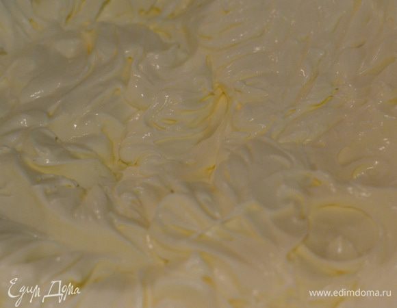 Отдельно взбить сливки с ванилью и сахарной пудрой до устойчивости, добавить к творожной массе и перемешать.