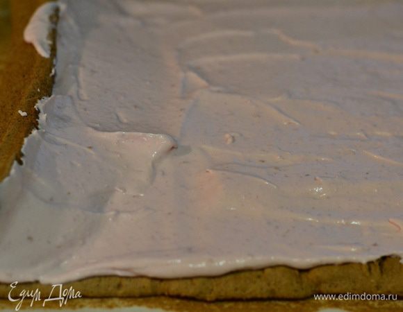 Смазать бисквит обильно кремом, я б его еще советовала пропитать ягодным сиропом. И отправить для пропитки в холодильник на несколько часов.