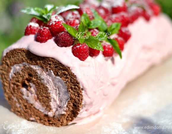 Украсить рулет оставшимся кремом и остальной малиной, листиками мяты и сахарной пудрой. Приятного аппетита!