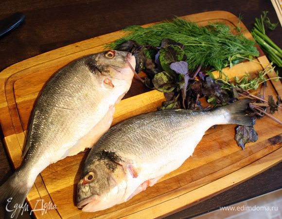 Сначала нужно подготовить рыбу. Моем,разрезаем брюхо аккуратно и достаем внутренности,промываем внутри,счищаем чешую. Отрезаем все плавники,оставляем только спинной (и хвост для красоты)))). Обсушиваем и натираем изнутри солью и перцем. Подготавливаем зелень,моем,сушим.