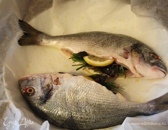 Разогреваем сковороду и одновременно уже можно включить духовку на 190 градусов. На разогретую сковороду кладем пергамент,смазанный оливковым маслом,а на него рыбу. И жарим по 3-4 минуты с каждой стороны.