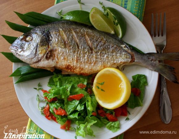 Теперь соус. я забыла сделать фото,так хотела есть))) Варим соус,для этого в кастрюльке смешиваем лимонный сок и сахар,доводим до кипения и варим 2-3 минуты,пока сахар не растворится. Смесь немного уварится,добавляем такое же кол-во оливкового масла,какое кол-во у нас уваренного соуса. Снимаем с огня и мешаем-мешаем,смесь должна немного загустеть (постоит,так вообще загустеет).Я подавала соус в половинках лимона,мне как-то пришло это в голову,ножом удалила все перегородки, оч. удобно оказалось)))