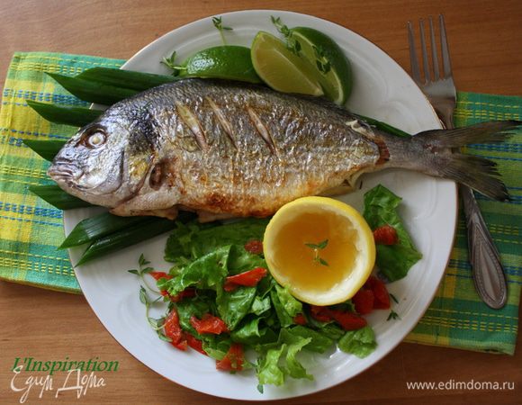 Подавать лучше такую рыбку с легким гарниром из смеси салата,вяленых томатов или перцев,оливок..и обязательно с соусом!!!