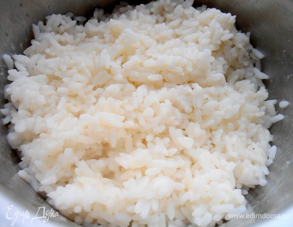 Заранее отвариваем рис...