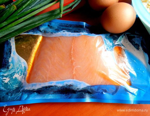 Рыбка у меня в вакумной упаковке уже малосольная..., но можно и свежую взять, она быстро готовится)))