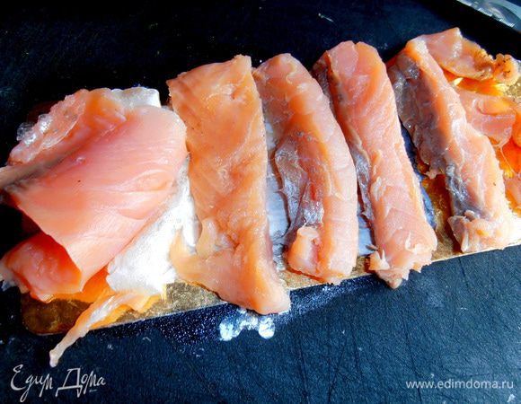 Нарезаем на кусочки рыбку...