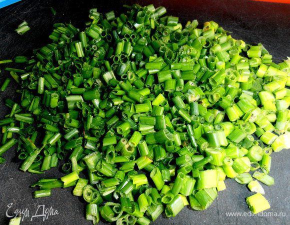 Большой пучок тонкого лука нарезаем как на салат...