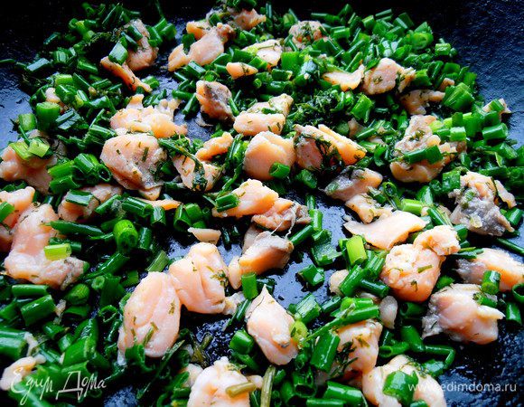 И минутку прогреваем всё в сливочном масле.