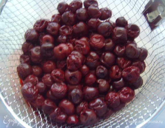 Если вишня замороженная, то ее выложить на сито размораживаться, чтобы сошла влага, лучше на ночь. Если вишня свежая — вынуть косточки.