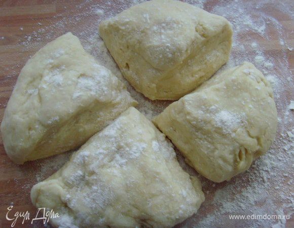 Тесто разделить на 4 части. Накрыть полотенцем.