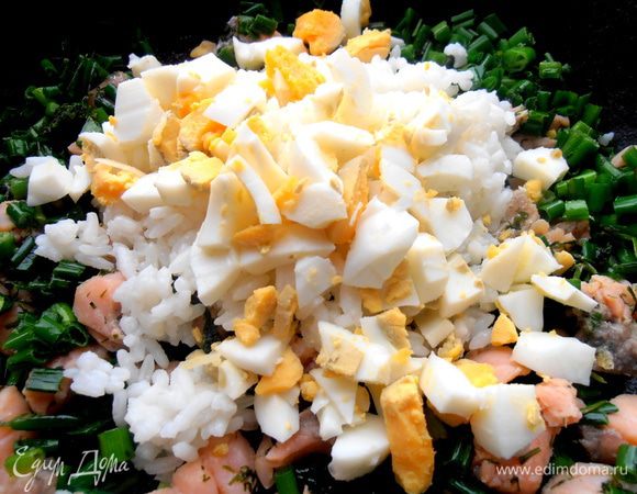 Покрошим отварное яичко... Как видите, делаем классическую начинку для рыбных пирогов)))