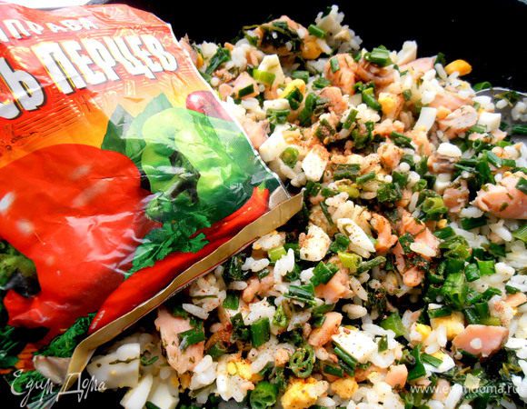 Я добавила свою любимую приправу "смесь перцев" - пару щепоток..., а соль не потребовалась в начинке))) Все перемешиваем и слегка остудим.