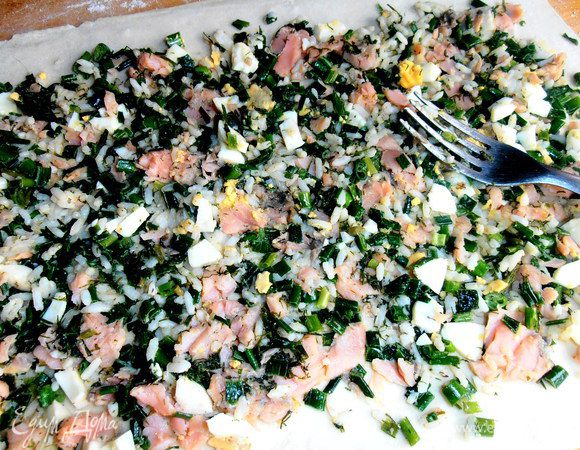 Слегка прижимаем начинку вилкой...