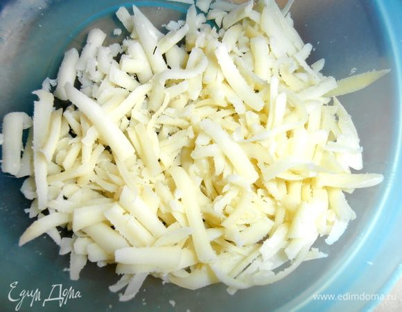 Сыр натираем на тёрке...