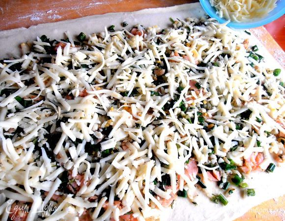 И посыпаем им начинку, оставив немного для верха!