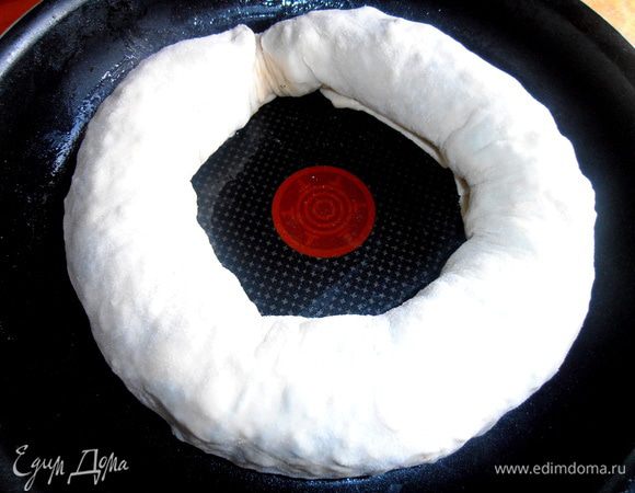 Смазываем форму растит. маслом и кладём будущий штрудель, закрепив концы.