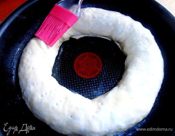 Смазываем этой смесью верх рулета. Ставим выпекаться в разогретую духовку до 180* сначала минут на 15...