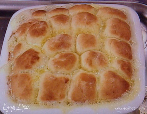 Если хотите, можете распределить по булочкам в момент заливки молока ещё 50 г масла кусочками.