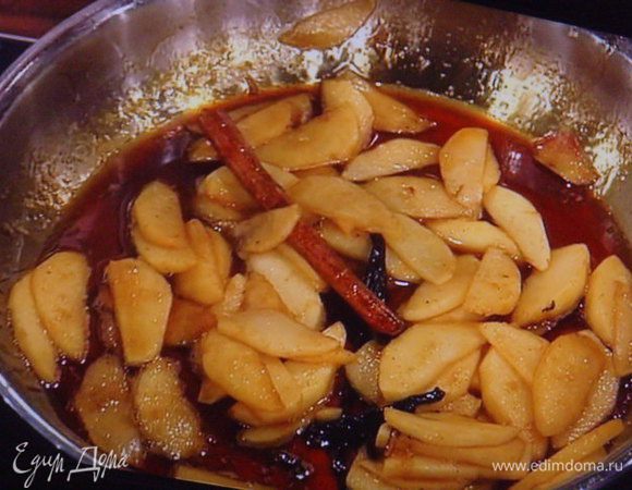Влить яблочный сок и довести яблоки до готовности.